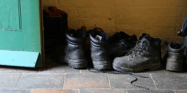 Снег, слякоть и закон: что делать с грязной обувью в многоквартирном доме