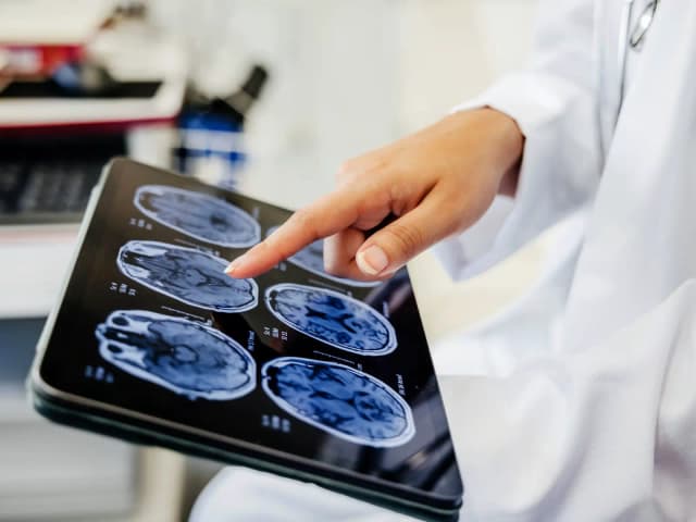 Медицина для богатых и медицина для бедных: пациенты с госстраховкой ждут приема к врачу в 13 раз дольше