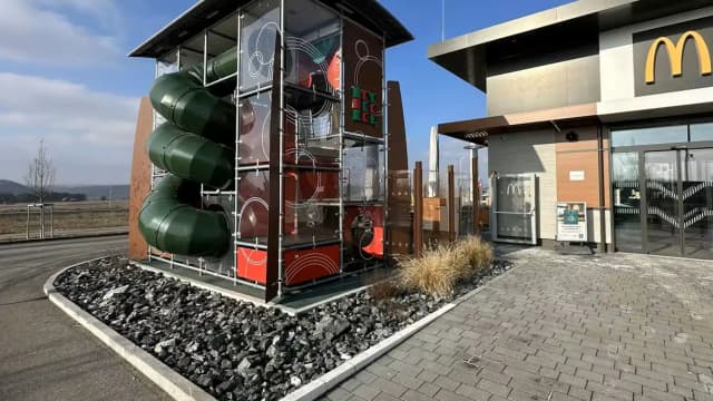 Скандал с асбестом расширяется: заражённый щебень найден на детских площадках и автодорогах