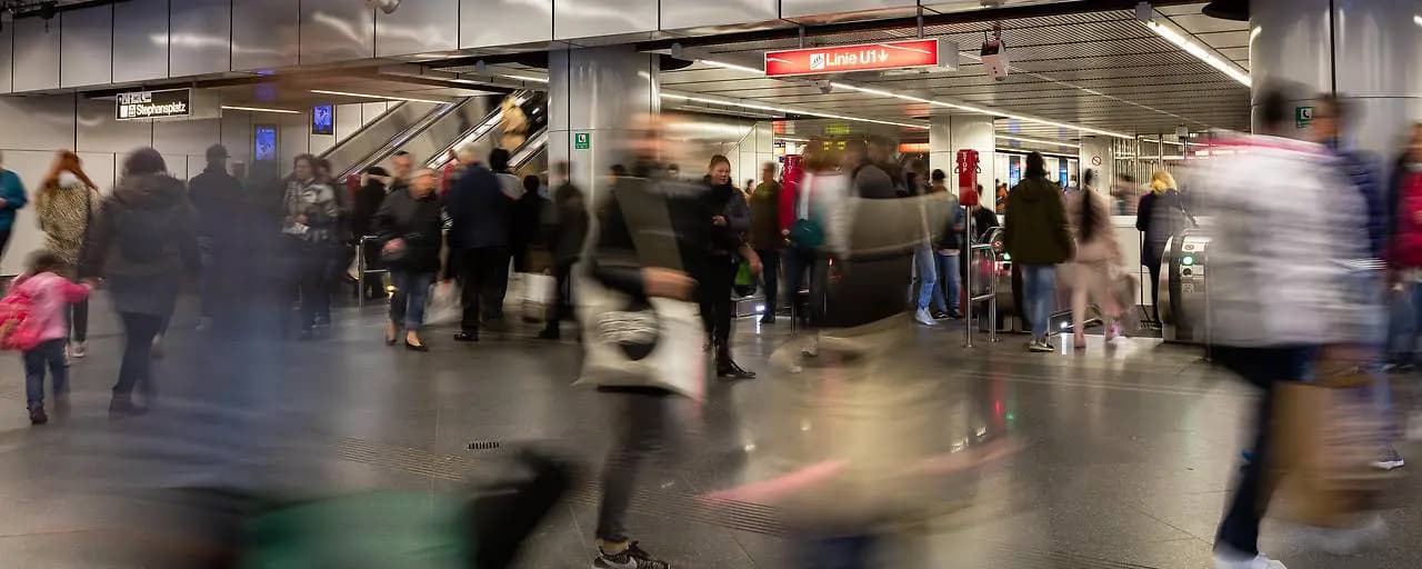 Вслед за запретом еды: Вена нацелилась на громкую болтовню в метро и автобусах