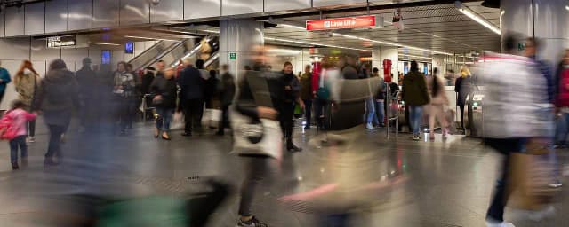 Вслед за запретом еды: Вена нацелилась на громкую болтовню в метро и автобусах