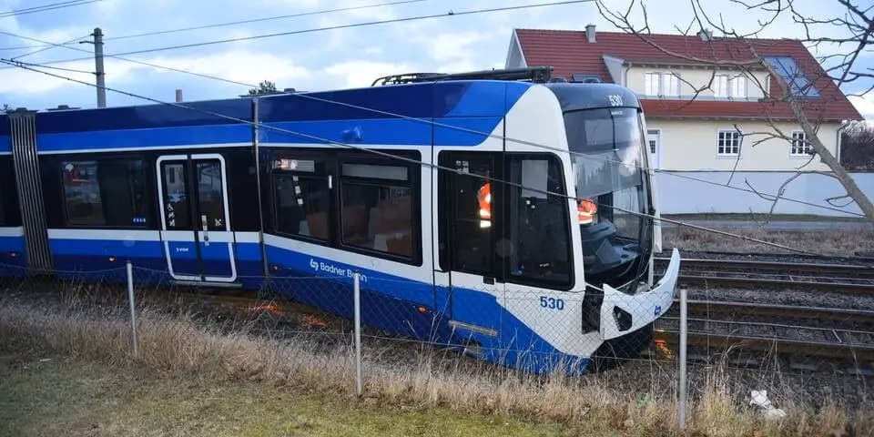 Серьезное ДТП с участием Баденского трамвая: столкновение с легковушкой привело к сходу с рельсов