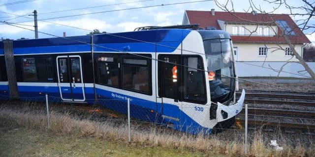 Серьезное ДТП с участием Баденского трамвая: столкновение с легковушкой привело к сходу с рельсов