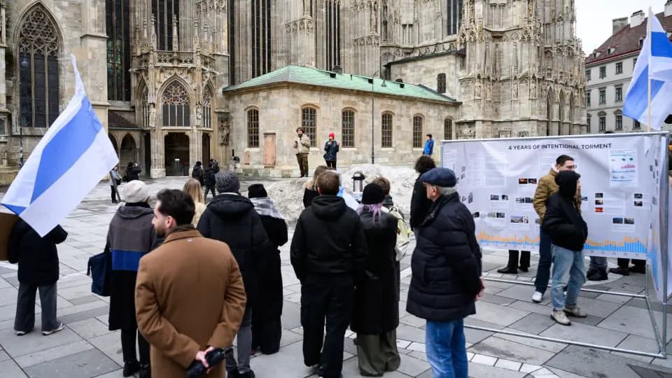 Русские эмигранты в Вене вышли на акцию памяти к годовщине войны на Украине: акция собрала меньше участников, но не потеряла смысла