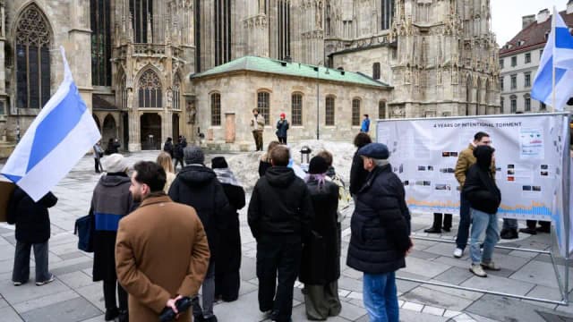 Русские эмигранты в Вене вышли на акцию памяти к годовщине войны на Украине: акция собрала меньше участников, но не потеряла смысла