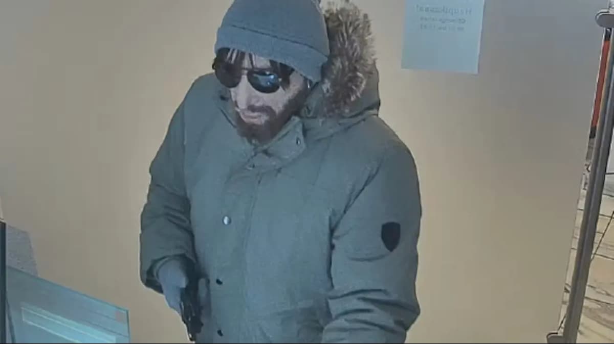 Маскарад на двух колёсах: вооружённый грабитель в парике и с накладным носом увёл деньги из банка в Каринтии