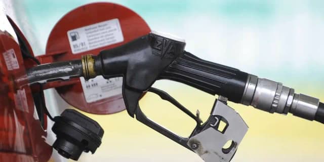 Цены на АЗС поползли вверх: эксперт рекомендует повременить с заправкой