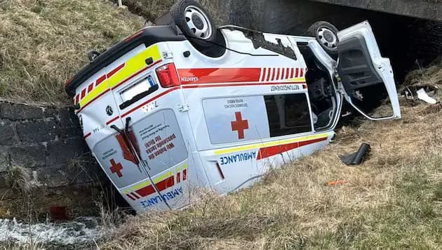 Авария с участием машины скорой помощи в Каринтии: несколько пострадавших, реанимобиль оказался в кювете