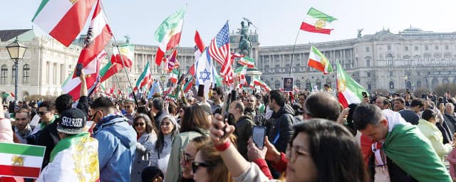 Демонстрация в Вене: иранцы вышли на улицы с флагами США и Израиля