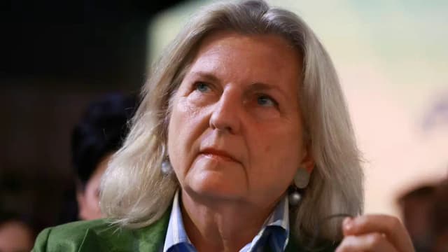 NEOS требуют лишить Карин Кнайсль австрийского гражданства из-за работы на Россию