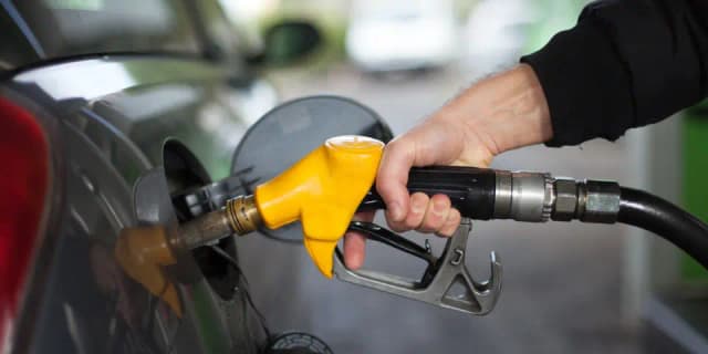 «Топливный тормоз» вступает в силу: лучшее время для заправки — 2 апреля после 12:01
