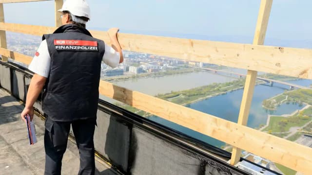 Облава налоговиков на стройках: 546 нарушений, штрафы и конфискация украинского бронированного Mercedes S600