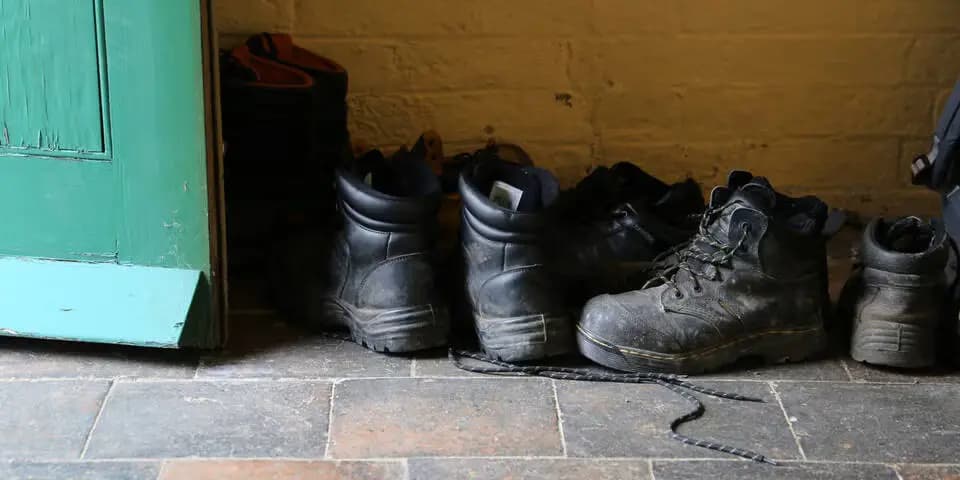 Снег, слякоть и закон: что делать с грязной обувью в многоквартирном доме