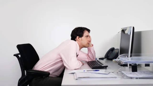 В офисе нечем заняться: обязан ли работник сообщать об этом шефу? Разбираем трудовое право Австрии