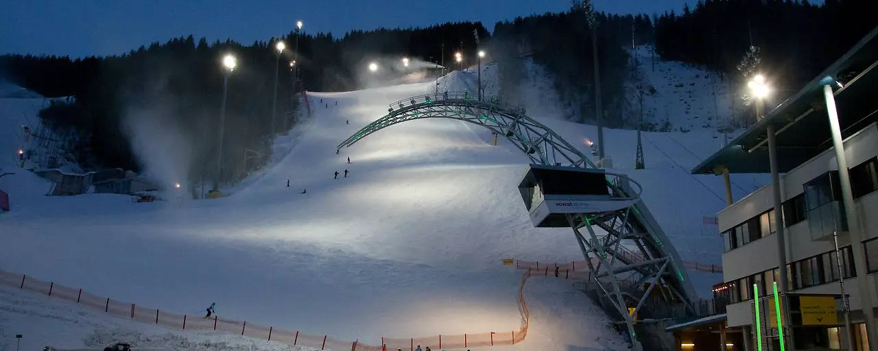 После апре-ски: сноубордист потерялся, уснул и набросился с ножом на альпийских спасателей