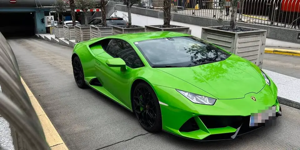 «Показуха» в Пратере: парень в арендованном Lamborghini стал жертвой нападения