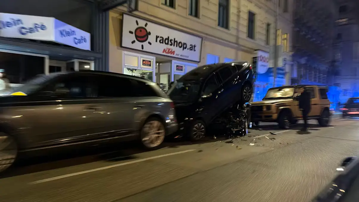 Разбитая роскошь: ночное ДТП с участием позолоченного люксового внедорожника на Гюртеле