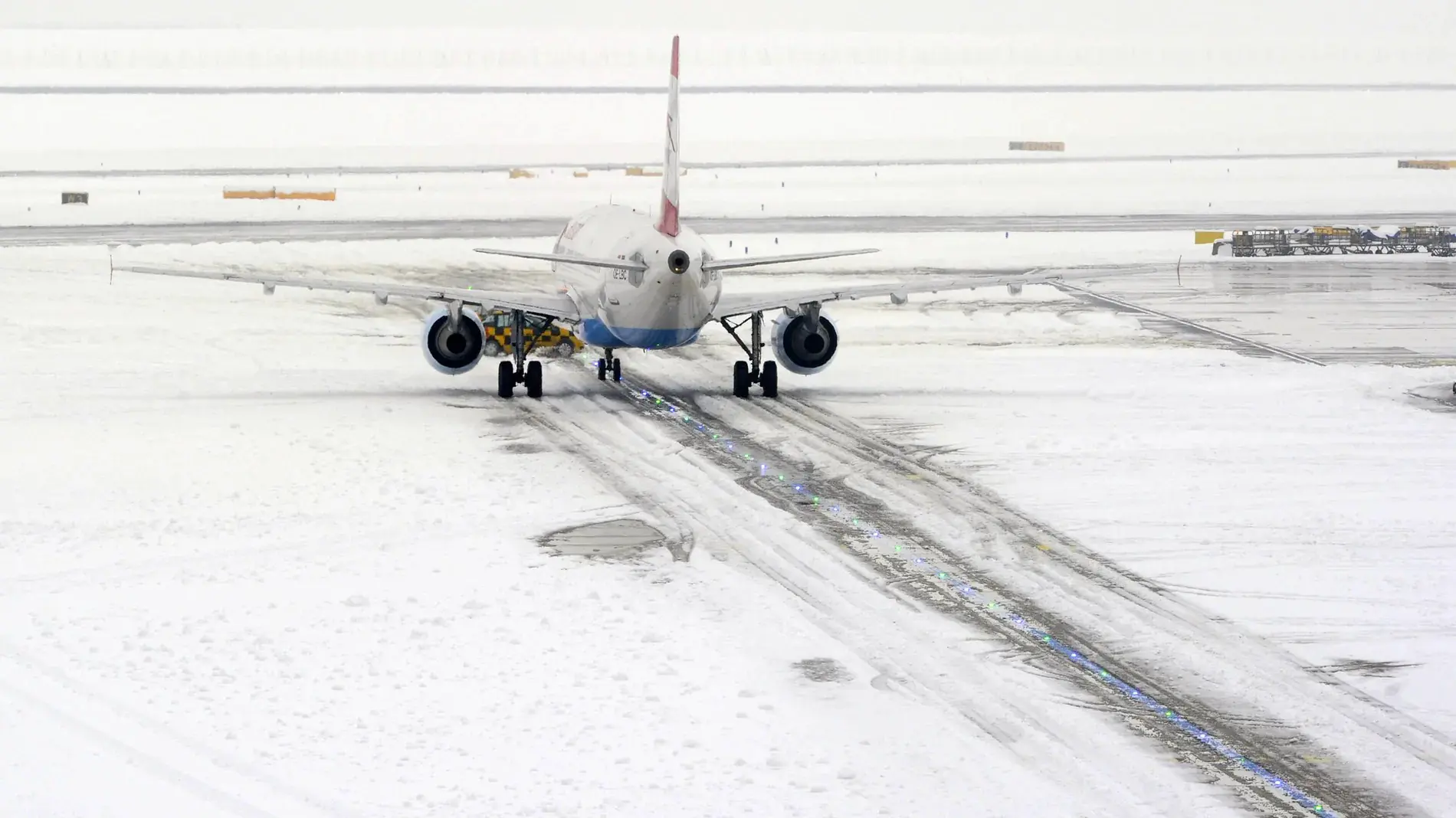 Ледяной апокалипсис: остановка работы аэропорта, 70 аварий на дорогах и предупреждения ÖBB