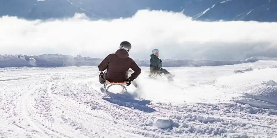 Новогоднее катание на санках обернулось трагедией: смертельное падение с 25-метровой скалы на санной трассе