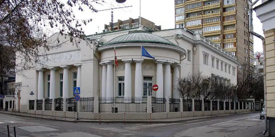 Спор из-за 55 евро: Пенсионный фонд РФ подал в суд на австрийское посольство