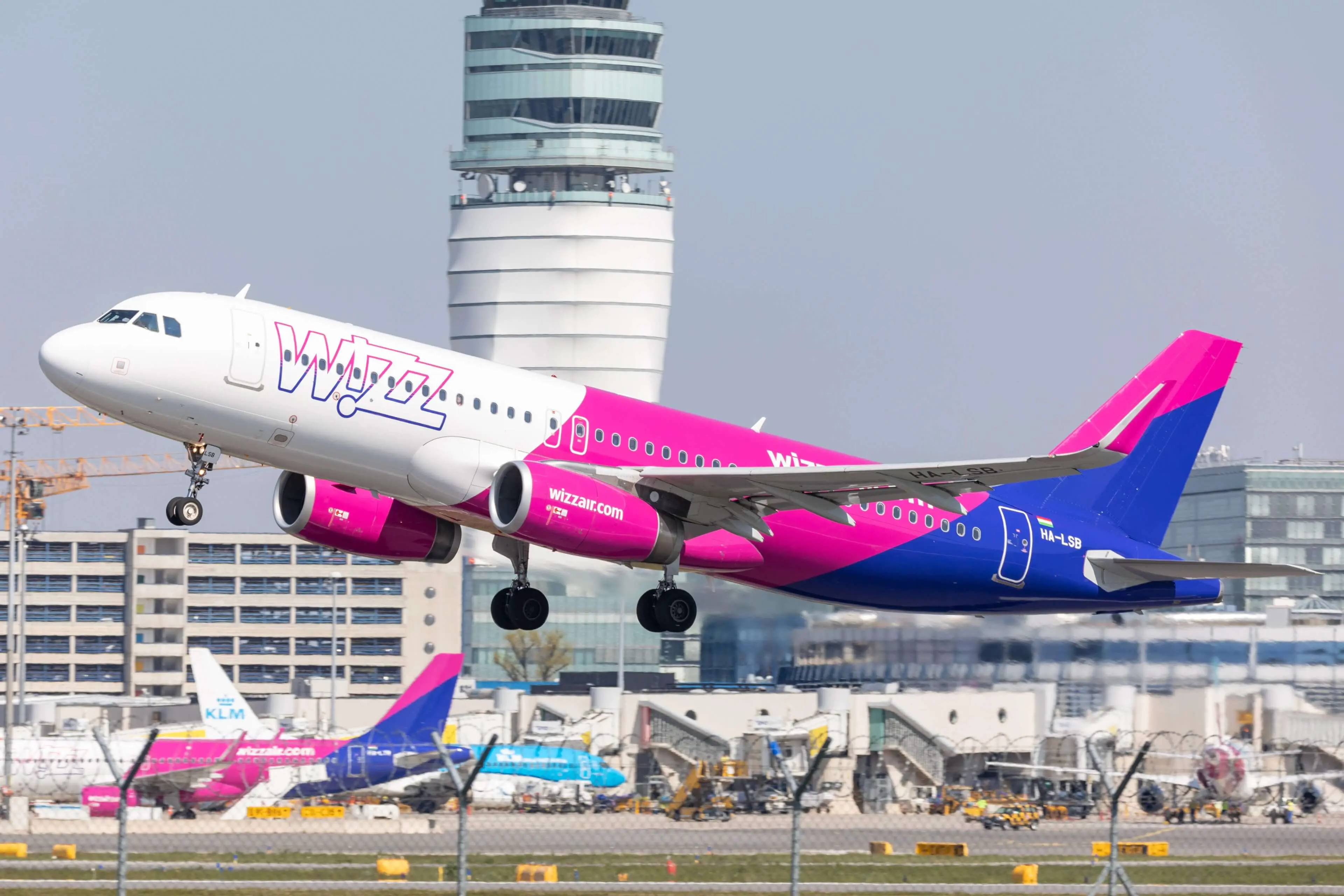 Как уход Wizz Air и Ryanair ударит по аэропорту Вены: минус 2,6 млн пассажиров и 200 рабочих мест