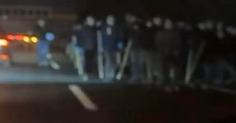 Ночь паники на A2: 40 человек в масках, фейерверки и полицейская  операция