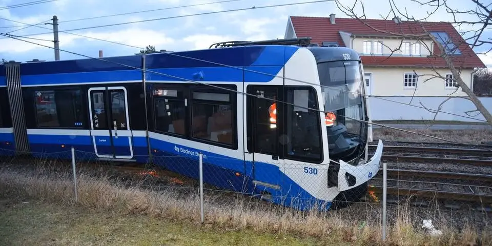 Серьезное ДТП с участием Баденского трамвая: столкновение с легковушкой привело к сходу с рельсов