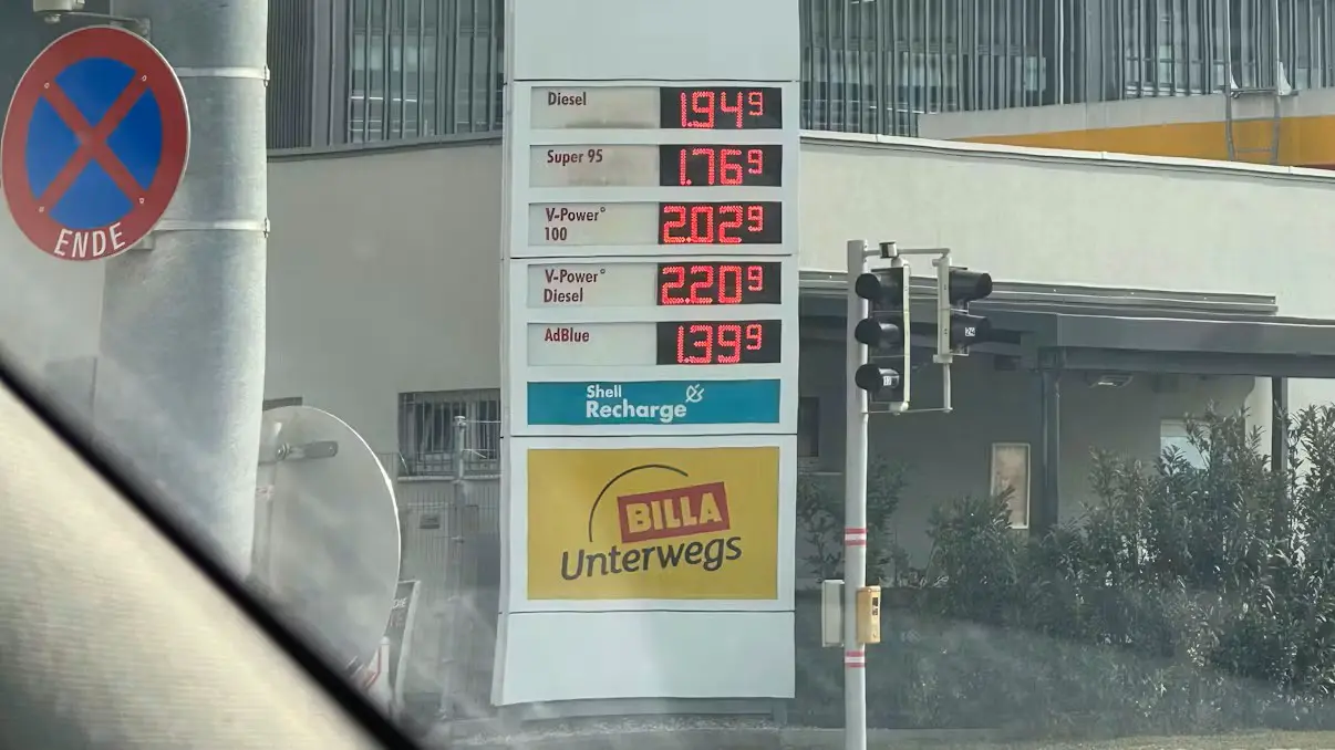 Цены на заправках в Австрии взлетели: дизель почти по 2 евро