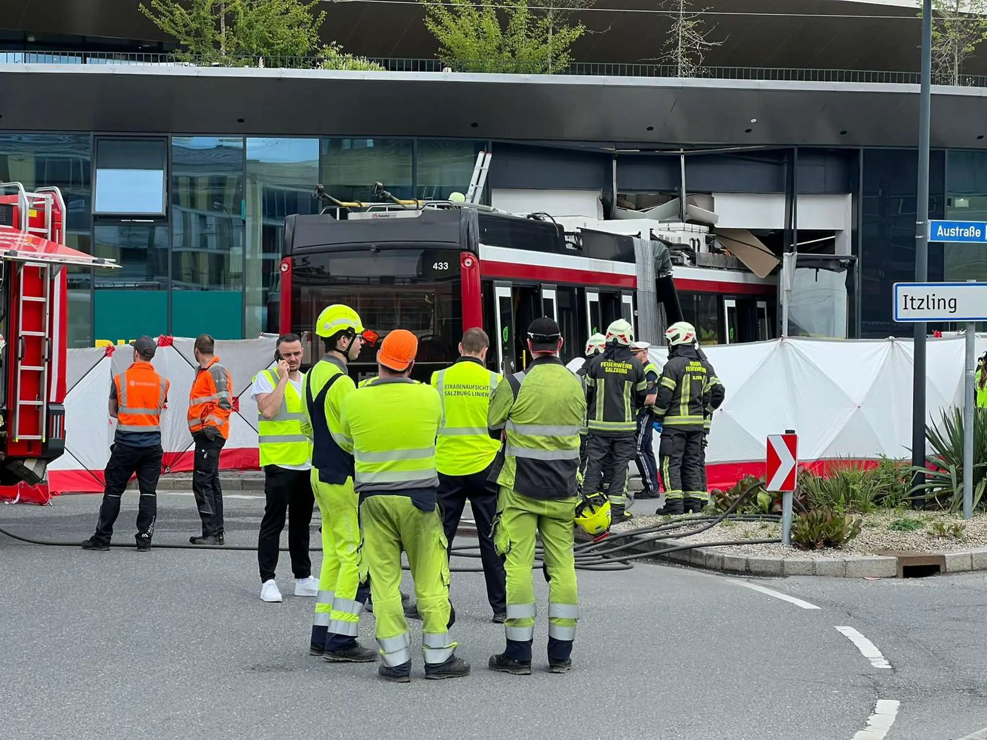 Трагедия в Зальцбурге: автобус врезался в супермаркет — один погибший, десятки пострадавших
