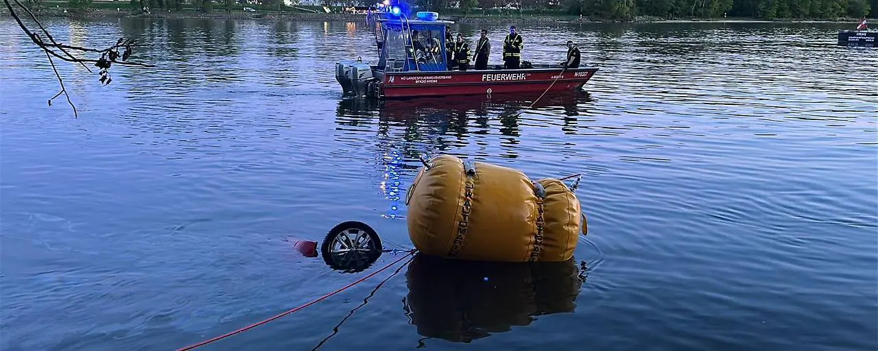 Две трагедии за день: автомобиль утонул в Дунае, ещё двое погибли в лобовом столкновении в Лангенлойсе