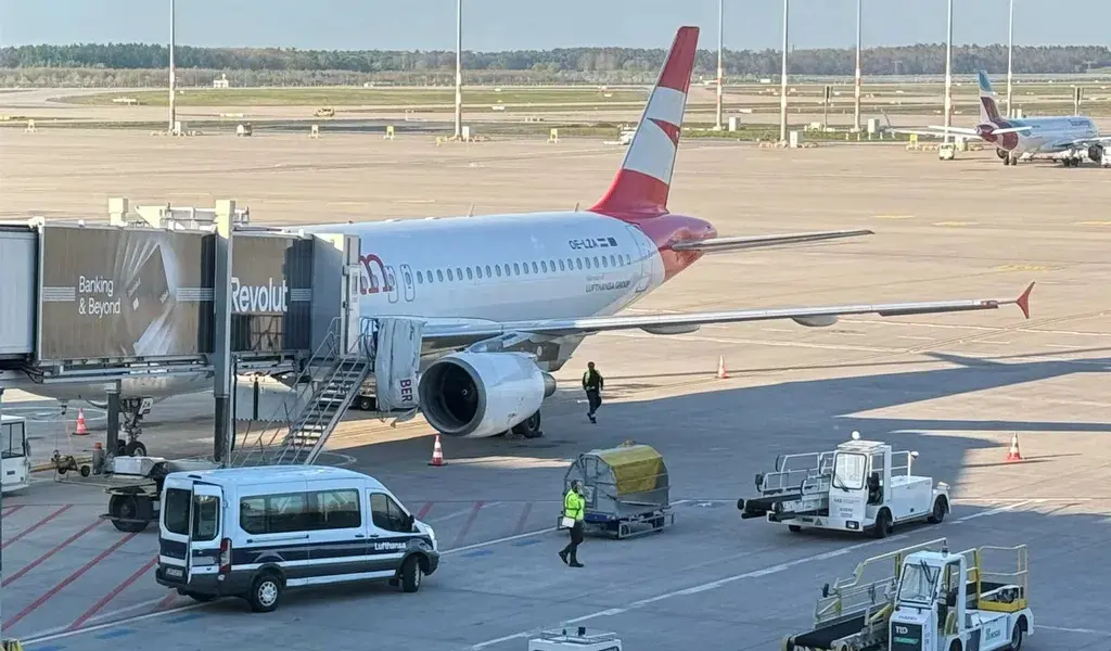 В самолёте Austrian Airlines буйный депортируемый пассажир привёл в действие аварийный трап
