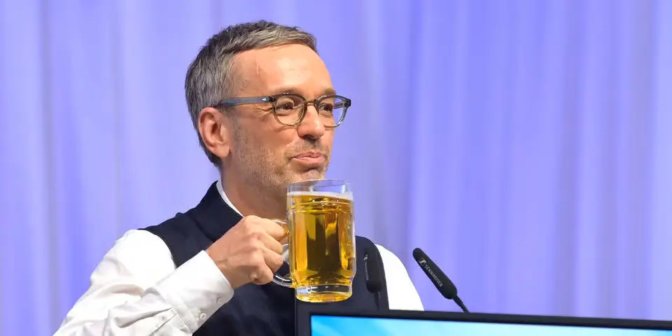 Кикль теперь вырывается вперёд и в канцлерской гонке: рекордные показатели на фоне провала коалиции