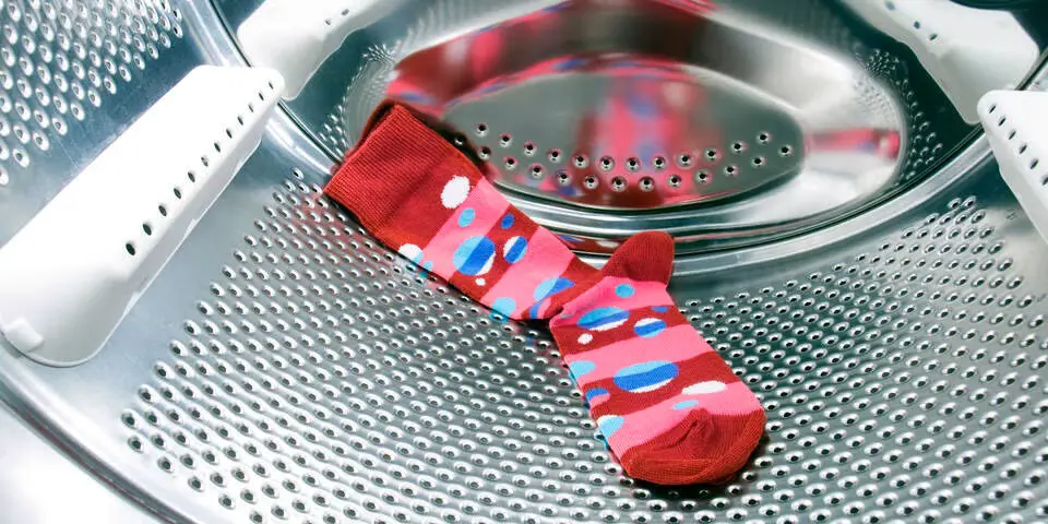 Стиральная машина-монстр: почему после стирки всегда не хватает одного носка