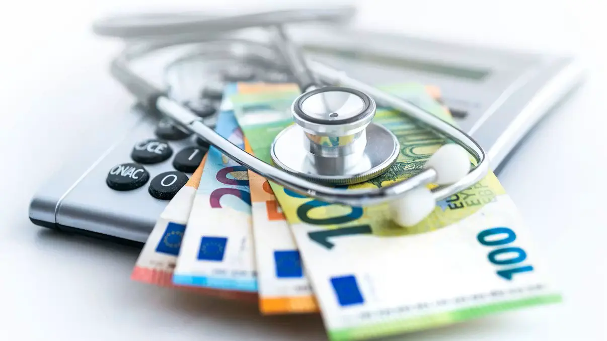 700 евро за визиты к врачу, пенсия с 68 лет, нулевой рост зарплат чиновников:  как эксперты хотят спасти бюджет Австрии