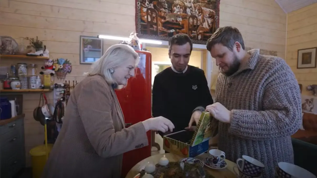 «Я не жалею»: экс-глава МИД Австрии Карин Кнайсль показала жизнь в российской деревне с пони, павлином и портретом Путина