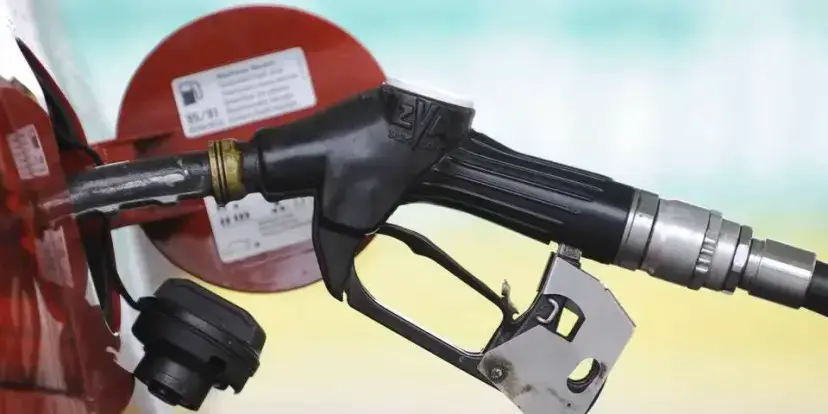 Цены на бензин немного упали, но эксперты предупреждают о дефиците и призывают к ограничению скорости