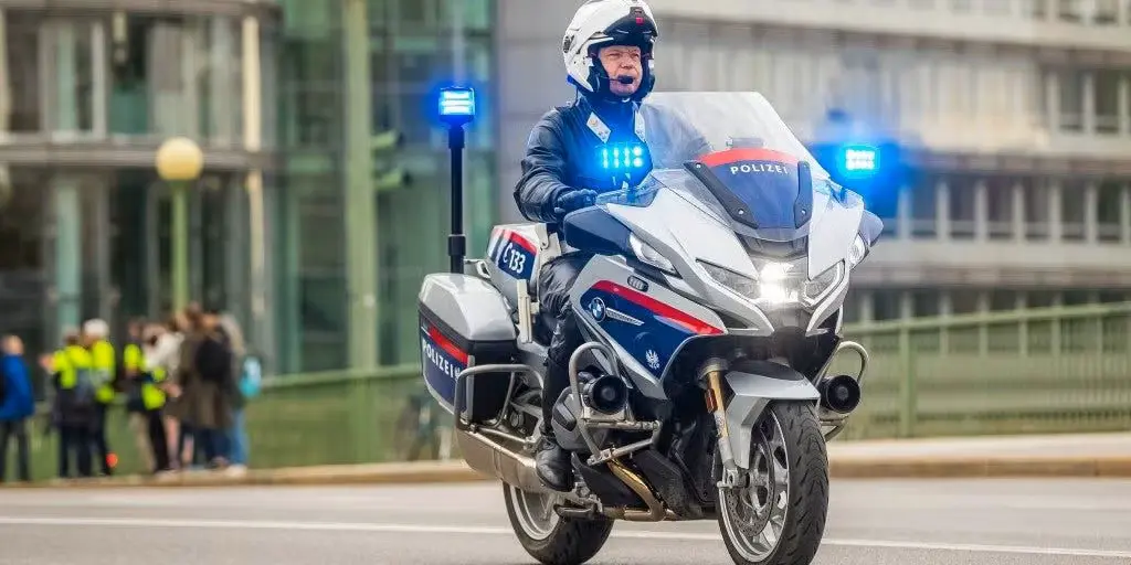 Опрос: полиция на высоте — правительство, ТВ и соцсети в пролет