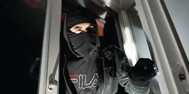Тайные метки воров: полиция предупреждает о новой волне квартирных краж