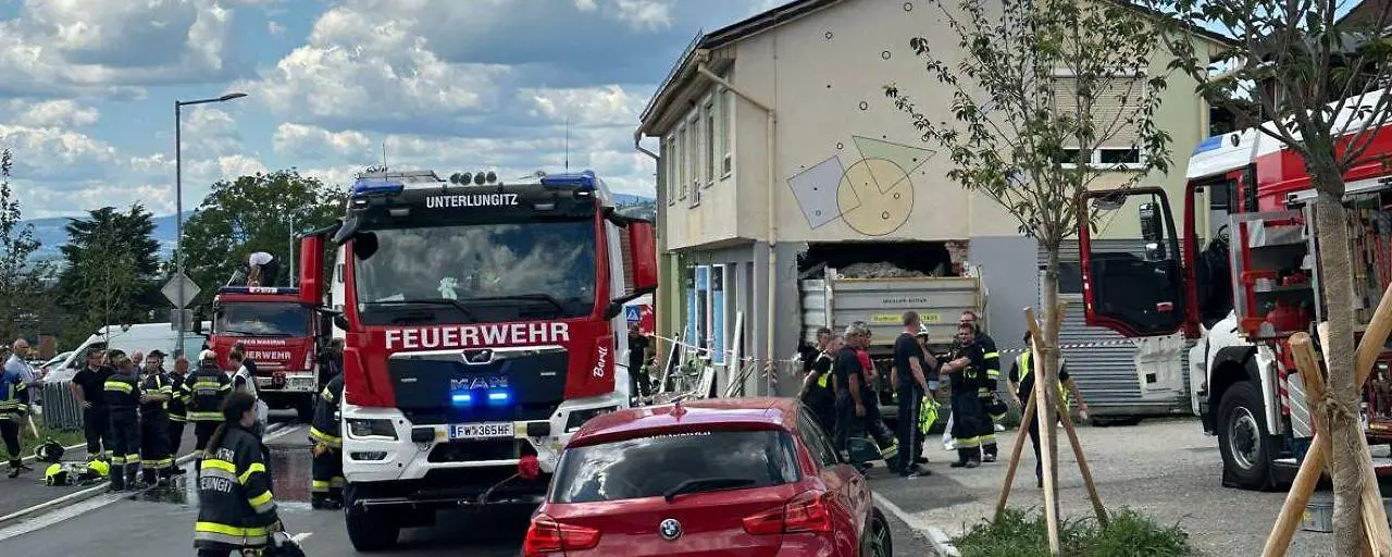 В Штирии грузовик врезался в парикмахерскую - есть погибшие и раненые