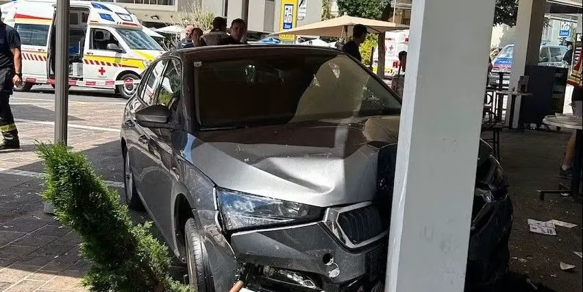 Автомобиль врезался в летнее кафе в Фельдене: новые подробности от полиции