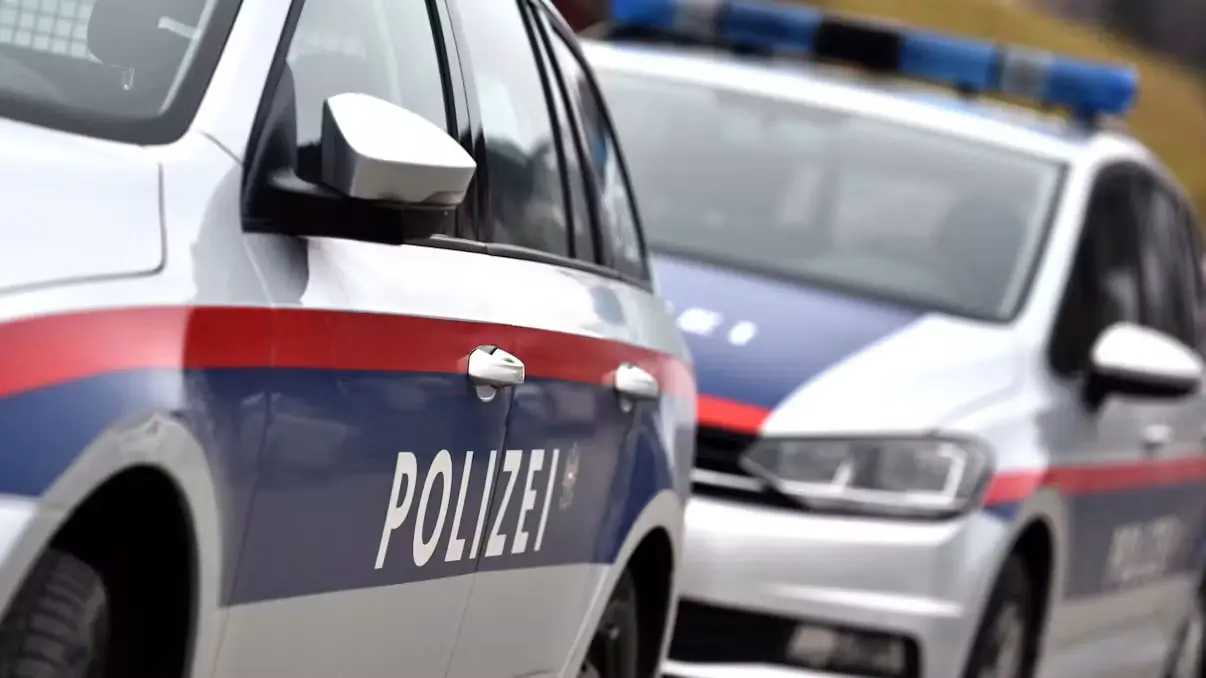 Шокирующая находка в Тироле: в эвакуированном автомобиле обнаружен труп владельца»
