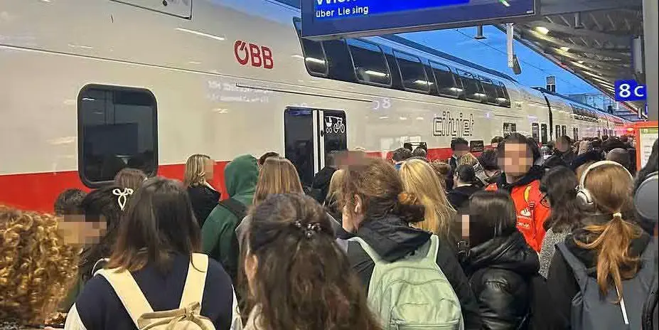 Железнодорожный хаос в Нижней Австрии: в Винер-Нойштадте два грузовых вагона сошли с рельсов, тысячи пассажиров пострадали