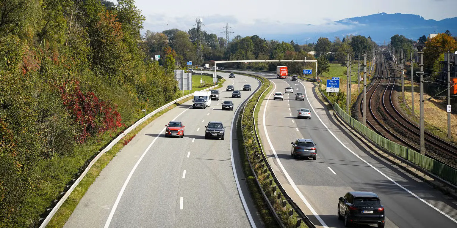 Опасность на автобане в Форарльберге: на A14 неизвестные забрасывают машины камнями