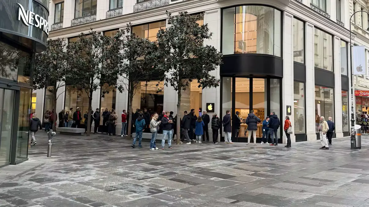 Новый iPhone вызвал ажиотаж в Вене — покупатели не боятся ни холода, ни цен