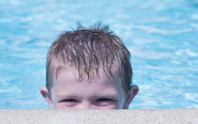 Трехлетний мальчик едва не утонул в бассейне
