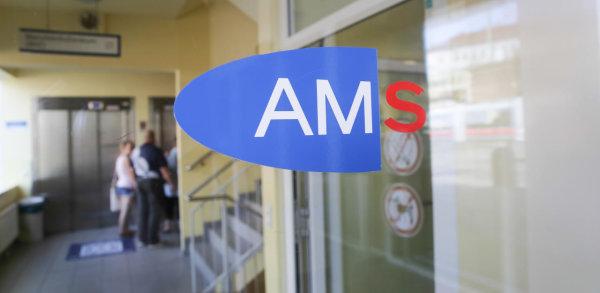 Никто не хочет работать за 2700 евро: AMS теперь вынуждена искать работников за границей