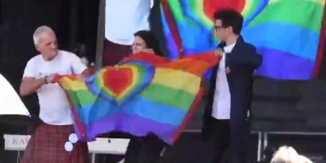 Участники демонстрации против антикоронавирусных мер в Вене публично разорвали радужный флаг