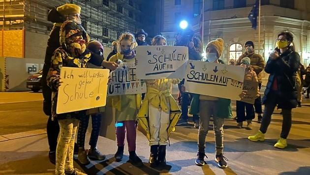 Демонстрация против закрытия школ: «Курц не думает о детях»
