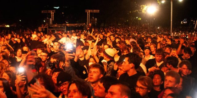 10 000 молодых людей на Карлсплац спели «F *** die Polizei»