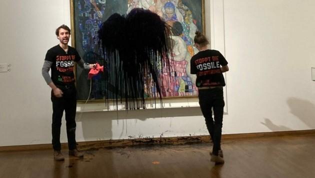 Активисты «Letzten Generation» облили черной жидкостью картину Климта  в музее Леопольда